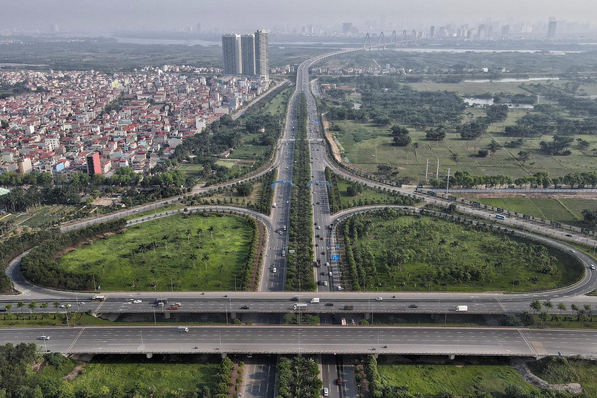 Đại lộ Võ Nguyên Giáp kết nối Cảng hàng không quốc tế Nội Bài với trung tâm Thủ đô dài 12 km, đi qua 2 huyện Đông Anh và Sóc Sơn.