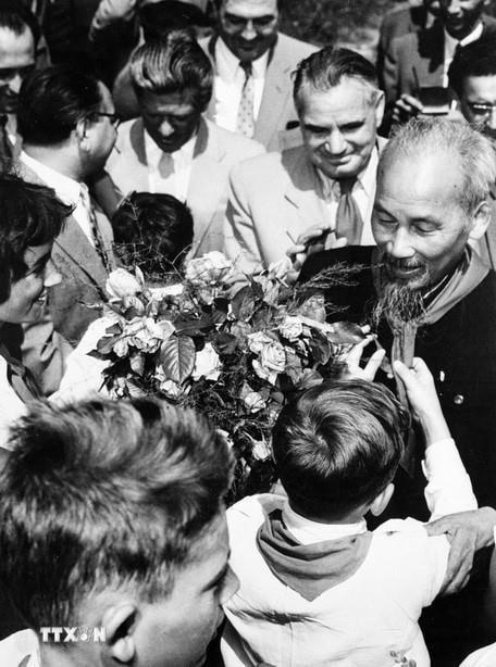 Thiếu nhi Hungaria tặng hoa Chủ tịch Hồ Chí Minh khi Người đến thăm trại hè của thiếu nhi thủ đô Budapest (4/8/1957). (Ảnh: TTXVN)