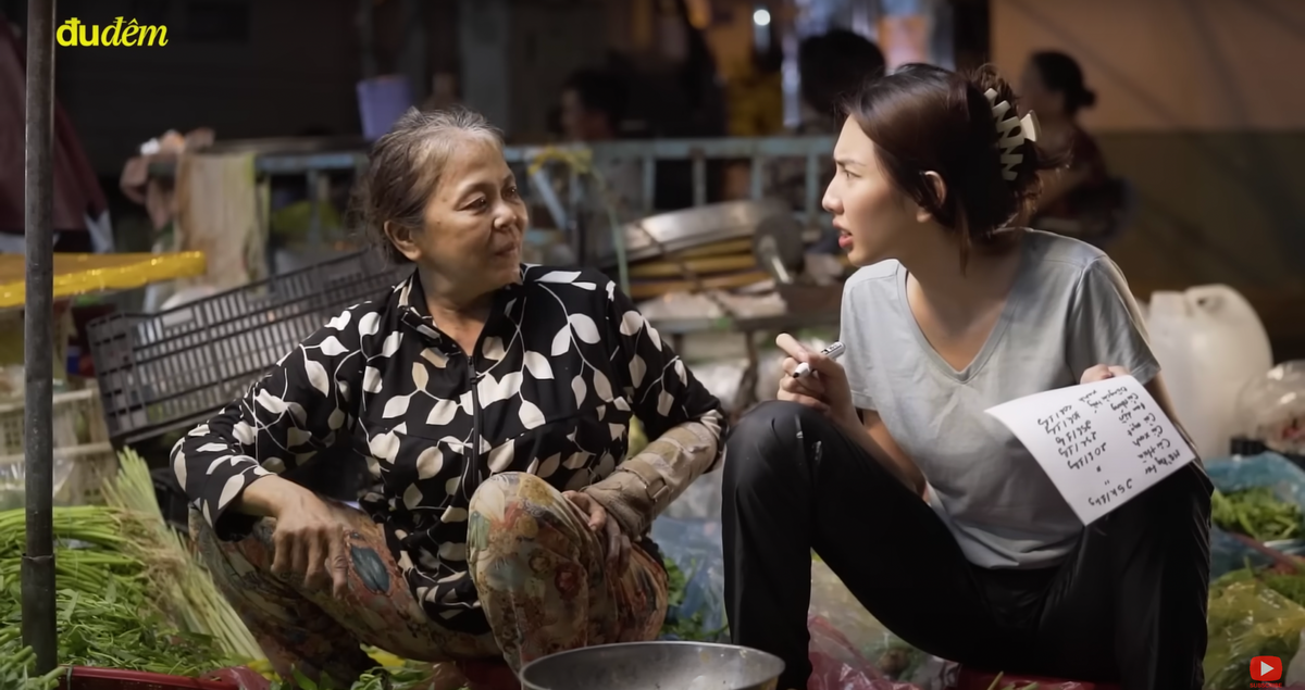 Thùy Tiên trải nghiệm thử thách bán rau trong chương trình thực tế “Đu đêm”.