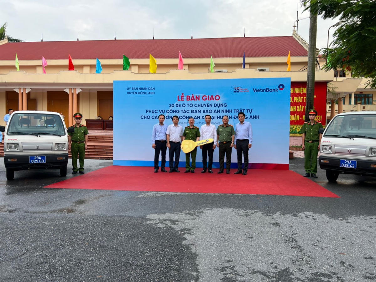 Lãnh đạo Công an TP Hà Nội cùng đại diện các cơ quan, ban, ngành trao 20 xe ô tô cho Công an huyện Đông Anh.