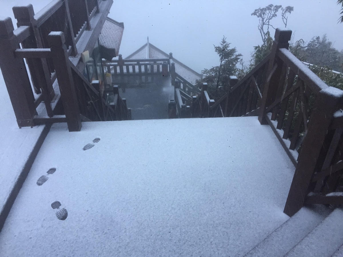 Mưa tuyết phủ trắng trên đỉnh Fansipan mùa Đông năm ngoái. Ảnh: Công ty Cáp treo Du lịch Fansipan.