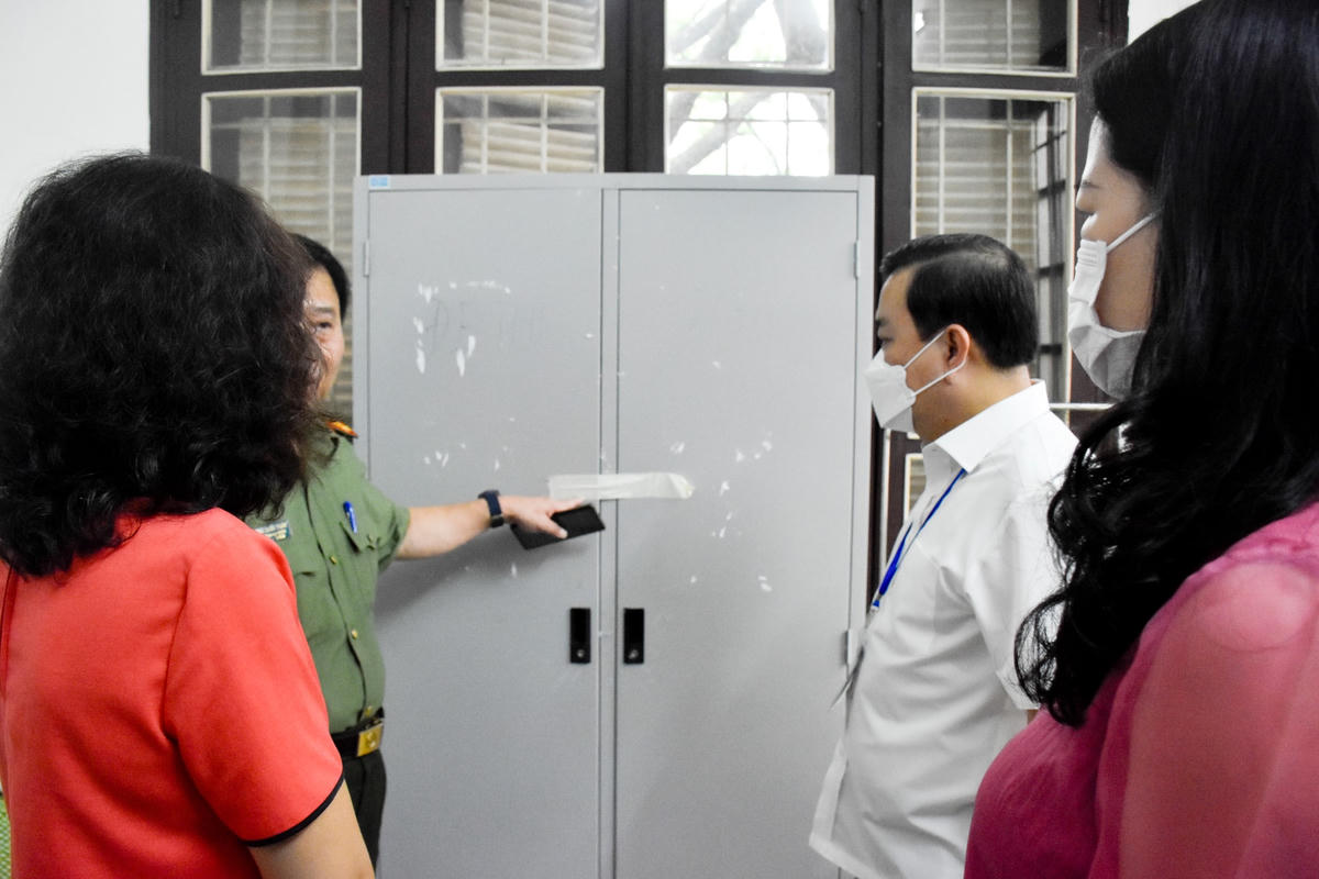 Đoàn công tác kiểm tra công tác chuẩn bị tại điểm Trường THPT Phan Đình Phùng.