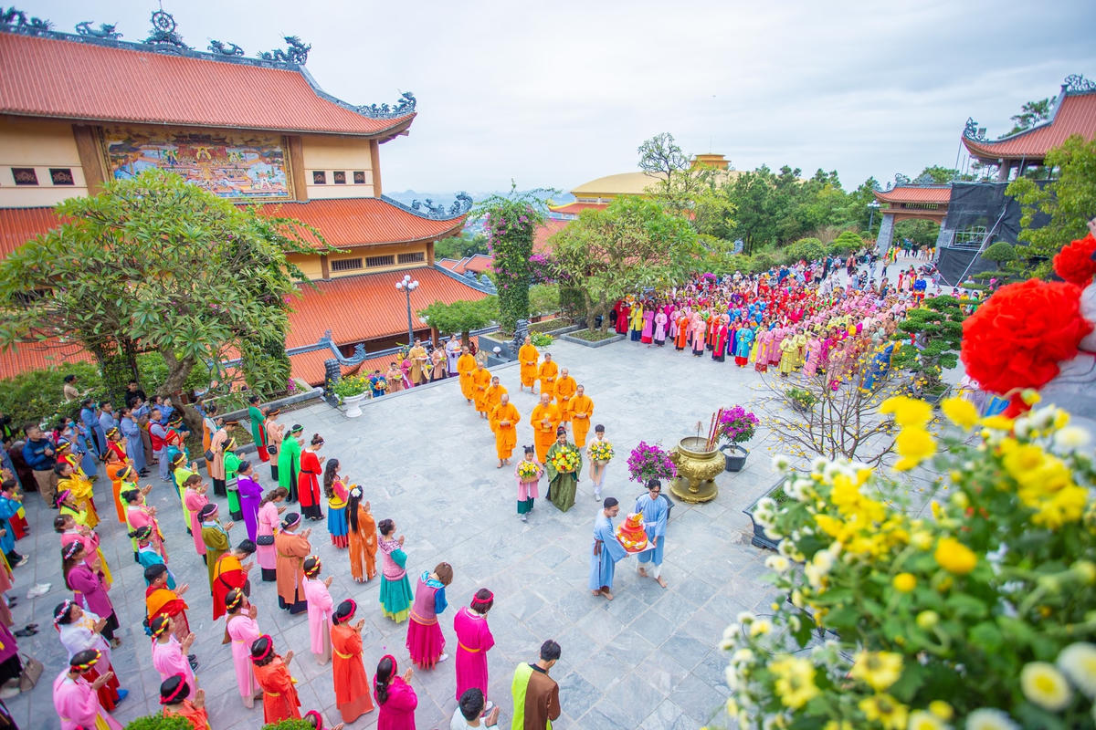 Trước đó, vào sáng cùng ngày (4/12), chư Tăng chùa Ba Vàng và đông đảo Phật tử, Nhân dân dâng vật phẩm cúng dường lên Tổ Đường kỷ niệm ngày sinh Phật Hoàng Trần Nhân Tông. Các Phật tử tham dự Lễ dâng phẩm vật cúng dường nhân kỷ niệm sinh nhật Phật hoàng Trần Nhân Tông trong trang phục truyền thống của người dân thời Trần.