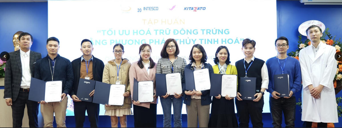 Trao chứng nhận tham gia tập huấn cho các học viên. 