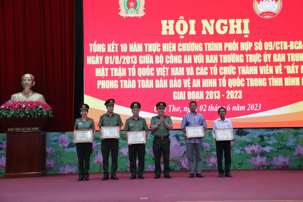  Đại tá Nguyễn Phong Thịnh -  Phó Cục trưởng Cục Xây dựng phong trào bảo vệ ANTQ thừa uỷ quyền của Bộ trưởng Bộ Công an trao bằng khen cho 5 tập thể, cá nhân có thành tích xuất sắc.