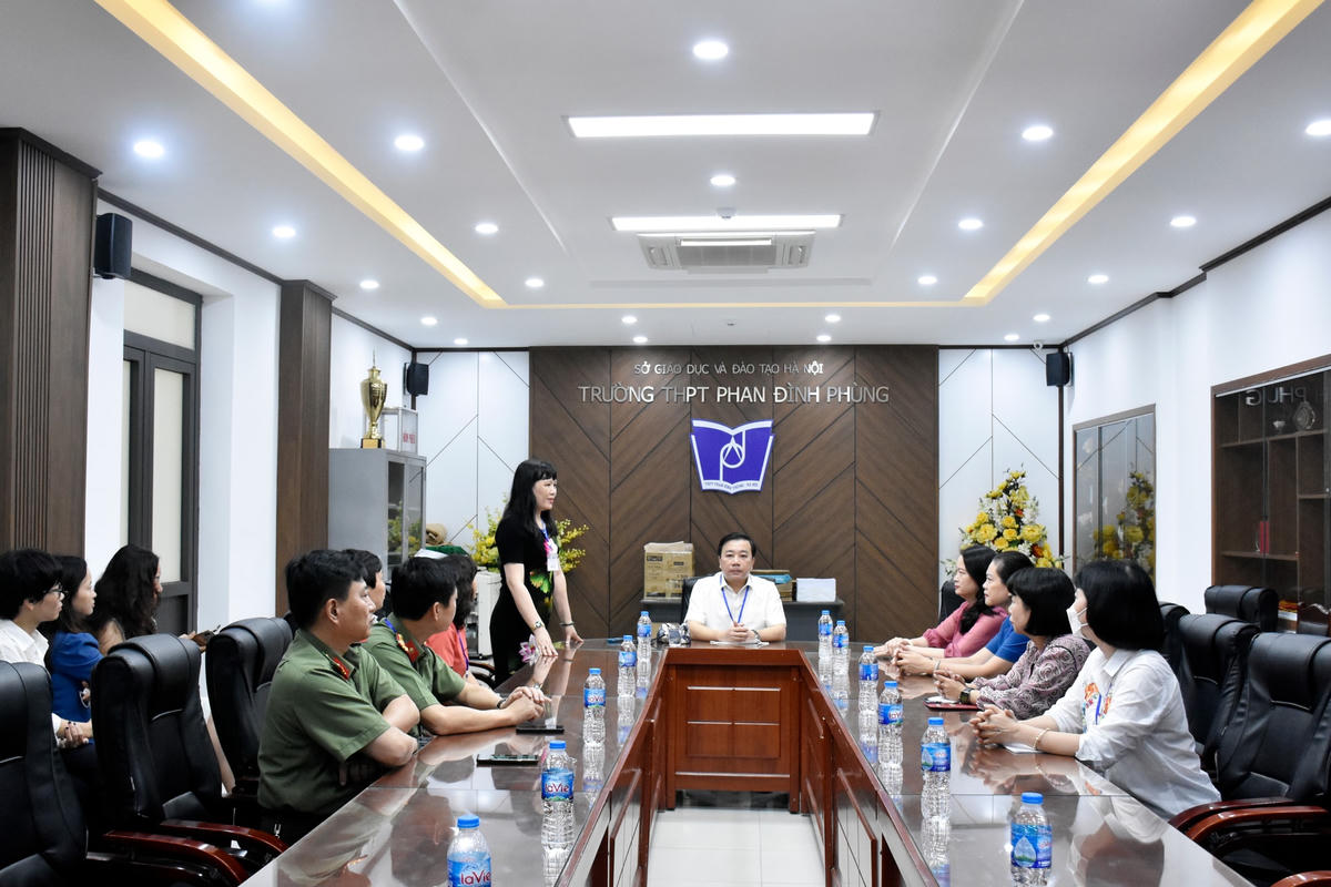 Ông Chử Xuân Dũng, Phó Chủ tịch UBND TP Hà Nội, Trưởng Ban chỉ đạo thi tốt nghiệp THPT năm 2022 Thành phố dẫn đầu đoàn công tác, kiểm tra công tác chuẩn bị tổ chức kỳ thi tại Trường THPT Phan Đình Phùng, quận Ba Đình.