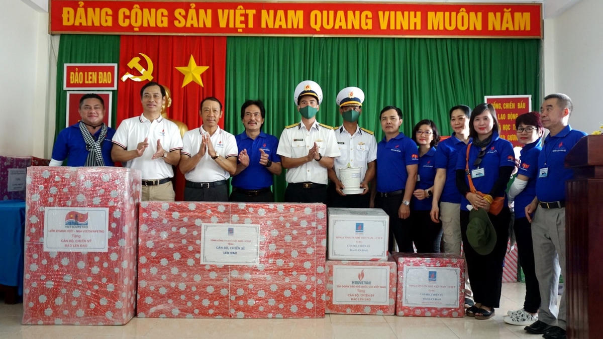 Đoàn công tác PV GAS cùng Đoàn Petrovietnam đã thực hiện chuyến đi cổ vũ, động viên các cán bộ, chiến sĩ đang làm nhiệm vụ cùng với người dân trên 9 điểm đảo của huyện Trường Sa.
