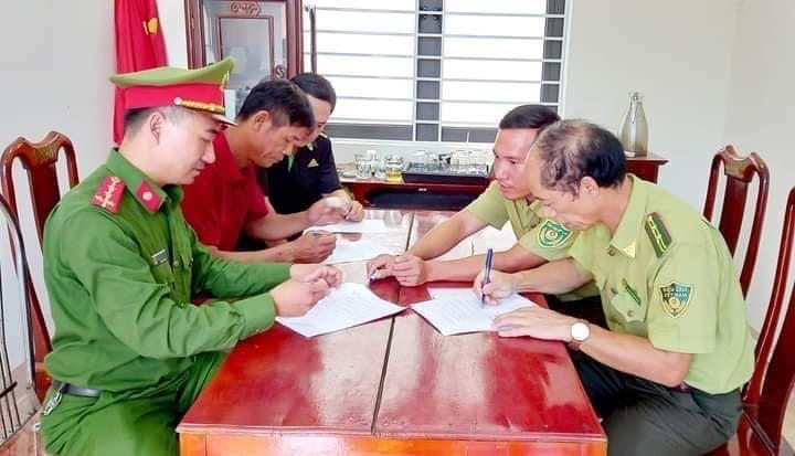 Hạt Kiểm lâm huyện Lộc Hà cùng anh Hướng đã tiến hành làm các thủ tục bàn giao.