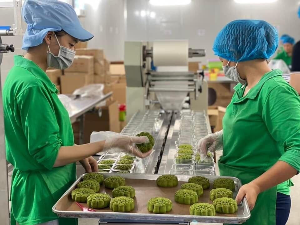 Các công nhân tại xưởng sản xuất bánh của chị Phượng đang tất bật chuẩn bị cho mùa trung thu năm nay.