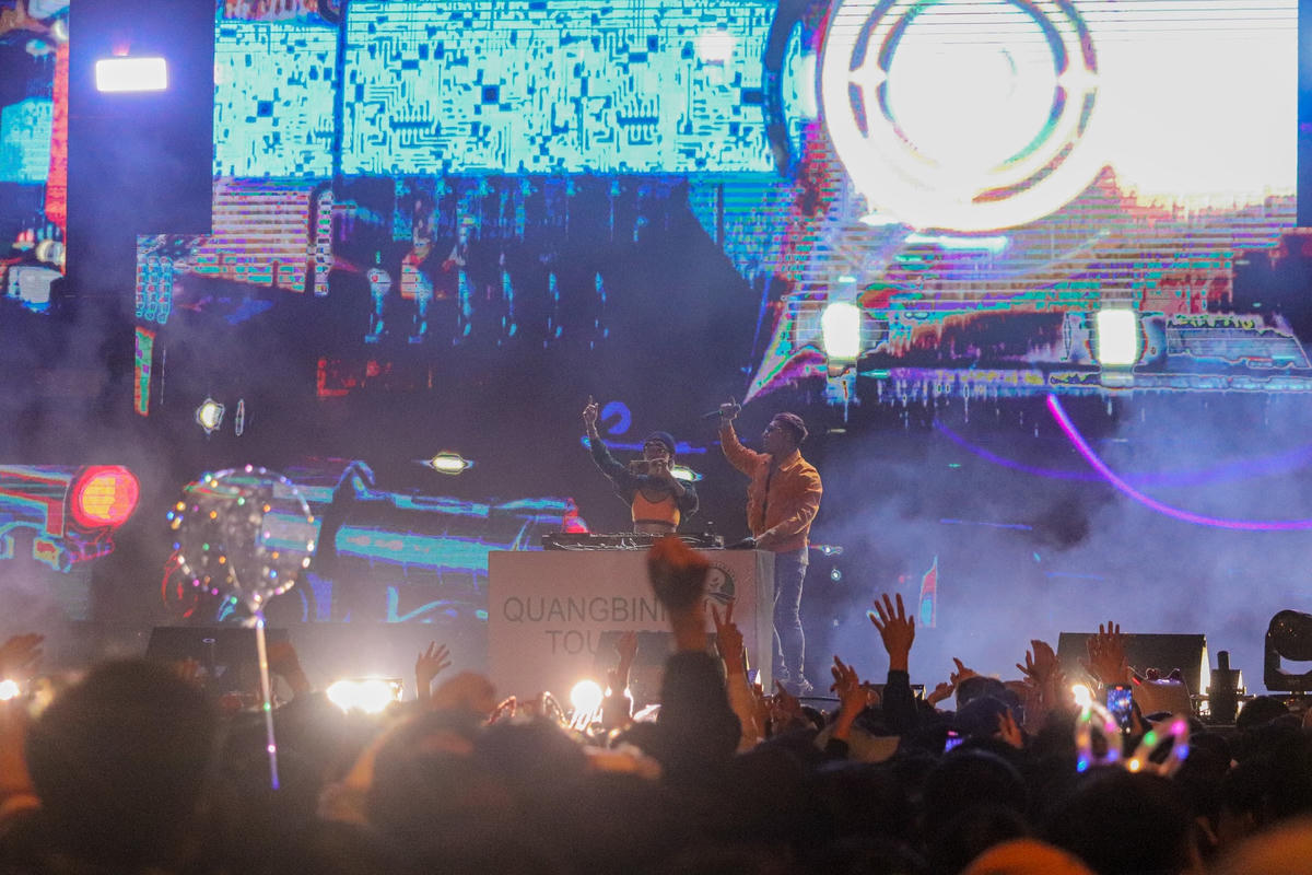 Chương trình có sự tham dự của các ca sĩ nổi tiếng như: ca sĩ Đan Trường, ca sĩ Vicky Nhung, ca sĩ Trung Quang, DJ Oxy, DJ Suger cùng âm thanh sôi động khiến các bạn trẻ hò hét, nhún nhảy theo những điệu nhạc.Thời tiết lạnh cũng không ngăn nổi sức "nóng" từ các khán giả đang cháy hết mình với những tiết mục sôi động trên sân khấu.Càng khuya, không khí càng náo nhiệt hơn khi có sự xuất hiện của ca sĩ Vicky Nhung cùng ca sĩ Đan Trường với những bản nhạc EDM khuấy động sân khấu khiến giới trẻ phấn khích chờ đợi thời khắc đầu tiên của năm 2023.Ai ai cũng háo hức mong chờ tới thời khắc chia tay năm cũ và chào đón năm mới 2023.Nhiều địa điểm nổi tiếng ở Quảng Bình được phát trong đêm Countdown Party 2023.Chương trình bắn pháo hoa được thực hiện từ 0 giờ đến 0 giờ 15 phút.Phong Nha Countdown Party 2023 là chương trình văn hóa, du lịch chào đón năm mới thường niên dành cho khách du lịch và người dân Quảng Bình và các tỉnh lân cận được tổ chức tại thị trấn Phong Nha (huyện Bố Trạch, tỉnh Quảng Bình), trung tâm của di sản thiên nhiên thế giới Phong Nha – Kẻ Bàng nhằm tạo ra sự kiện thường kỳ với những hoạt động sôi nổi, hấp dẫn, thu hút nhiều khách du lịch trong và ngoài nước đến với Quảng BìnhNhằm mục đích kích cầu du lịch trong năm mới 2023, tỉnh Quảng Bình còn tổ chức nhiều sự kiện quảng bá, xúc tiến du lịch khác như: Sự kiện chào đón đoàn khách du lịch đầu tiên năm 2023 đến Quảng Bình tại Cảng hàng không Đồng Hới vào ngày 1-1-2023; Chương trình chào đón đoàn khách đầu tiên đến Di sản thiên nhiên thế giới Phong Nha-Kẻ Bàng; Hội thi ẩm thực du lịch Quảng Bình…