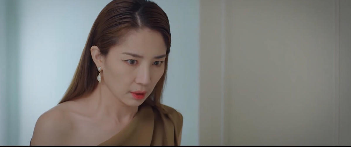 Nhật Mai lo sợ khi Chủ tịch Hoàng Long tỉnh dậy. Ảnh: CMH.  