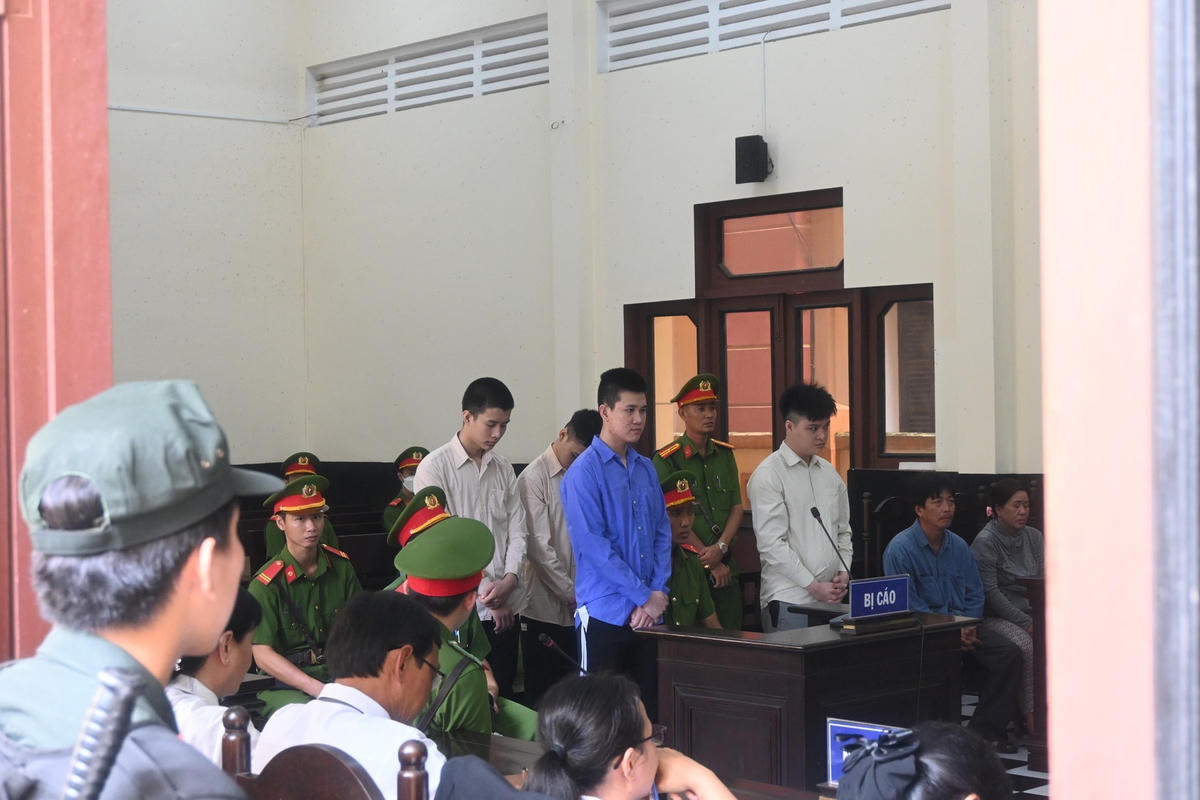 Các bị cáo tại phiên toà sáng nay.