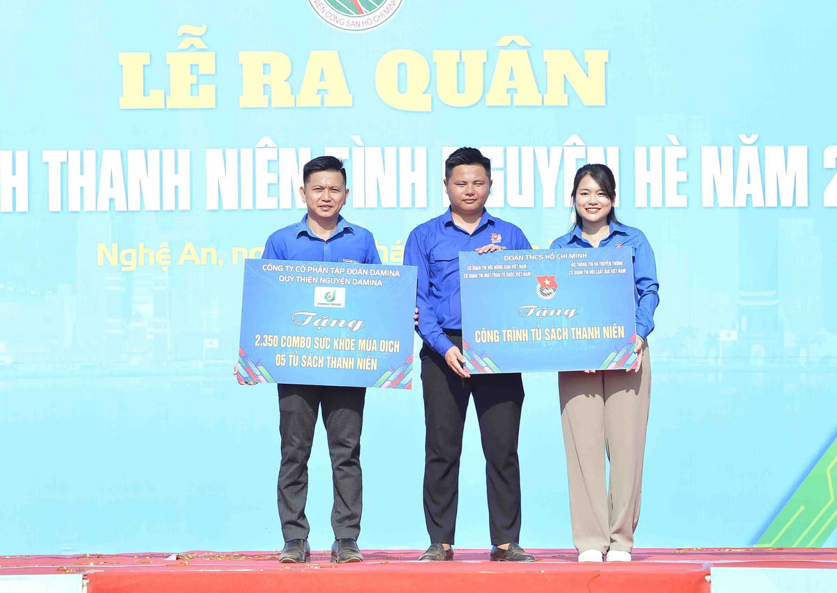 Đoàn Thanh niên Ủy ban Trung ương Mặt trận Tổ quốc Việt Nam trao quà hỗ trợ tại buổi lễ. Ảnh: Minh Đức/TTXVN.