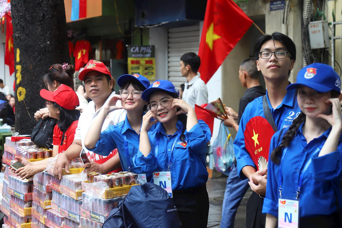 Đông đảo lực lượng tình nguyện viên, đoàn viên có mặt tại phố Tràng Thi. Ảnh: Tiên