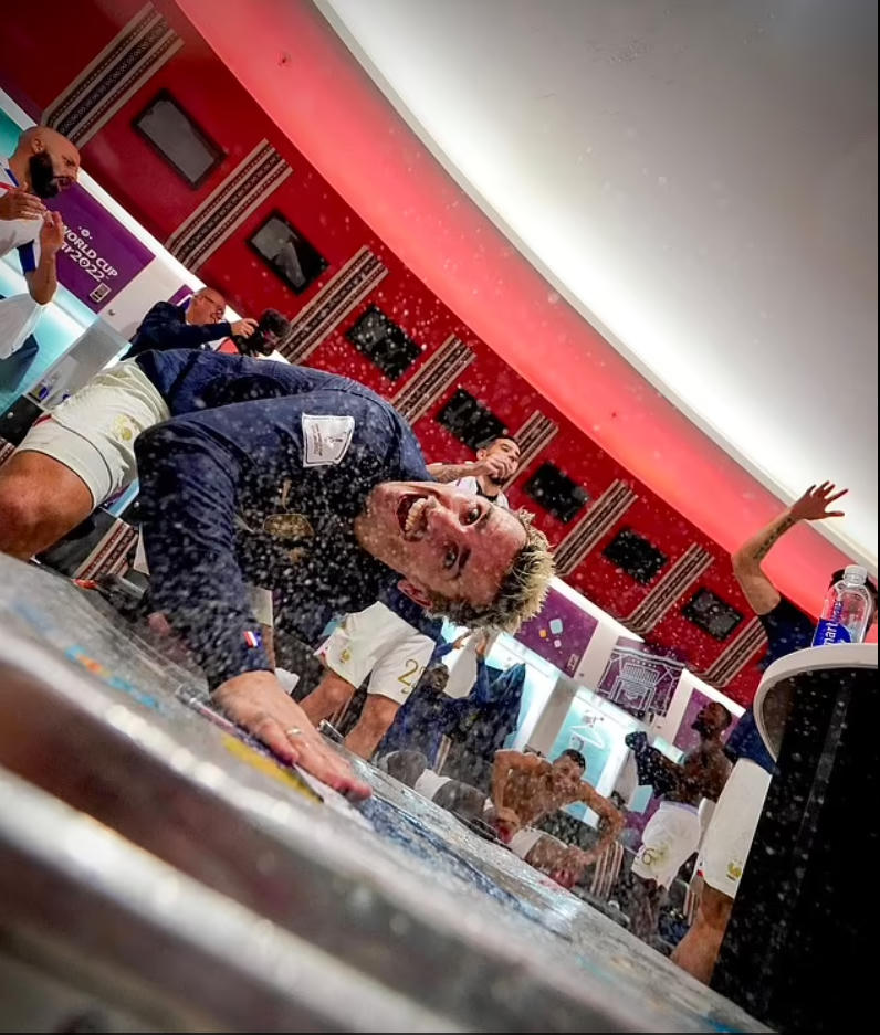 Người đàn ông của trận đấu - cầu thủ Griezmann sau đó đã tự mình trượt qua bàn. Ảnh: FFF.