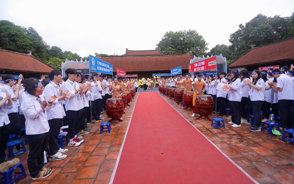 Sáng 2/8, học sinh, phụ huynh trường THPT Chuyên Hà Nội - Amsterdam (Hà Nội) có mặt tại Văn Miếu Quốc Tử Giám để cổ vũ cho các nhà leo núi và nhất là Vũ Nguyên Sơn.