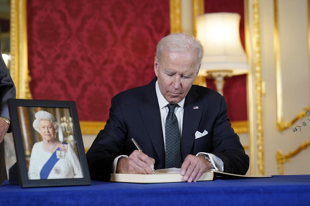 Tổng thống Mỹ Joe Biden viết sổ tang tại Nhà Lancaster ở London, ngày 18/9.