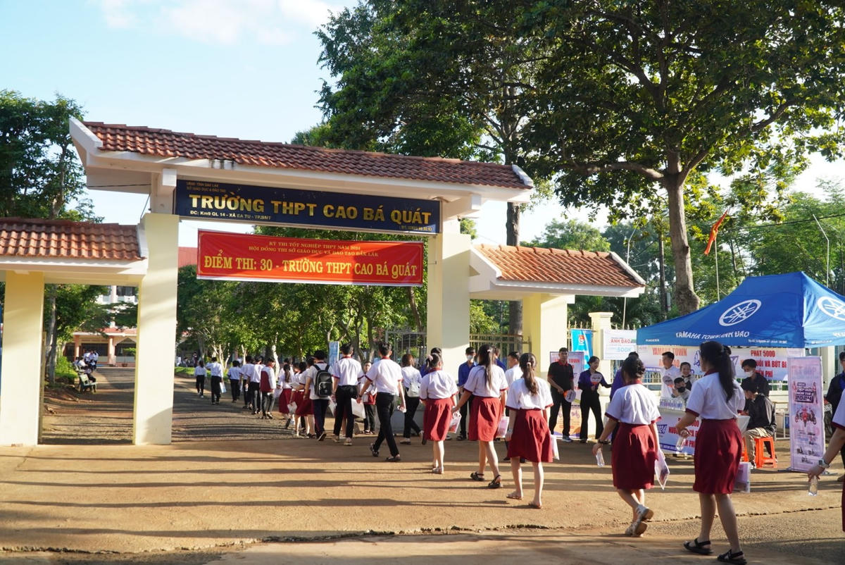 cac-thi-sinh-den-diem-thi-so-30-truong-thpt-cao-ba-quat.-.jpg