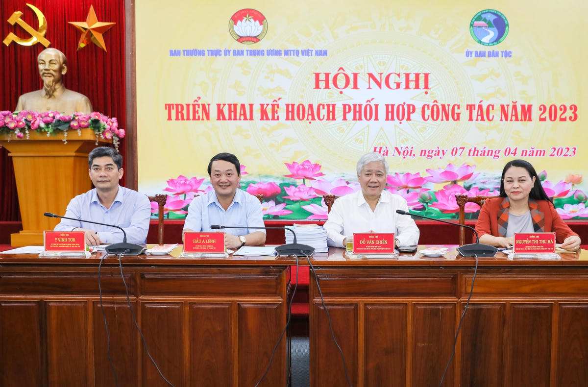 Chủ trì Hội nghị.