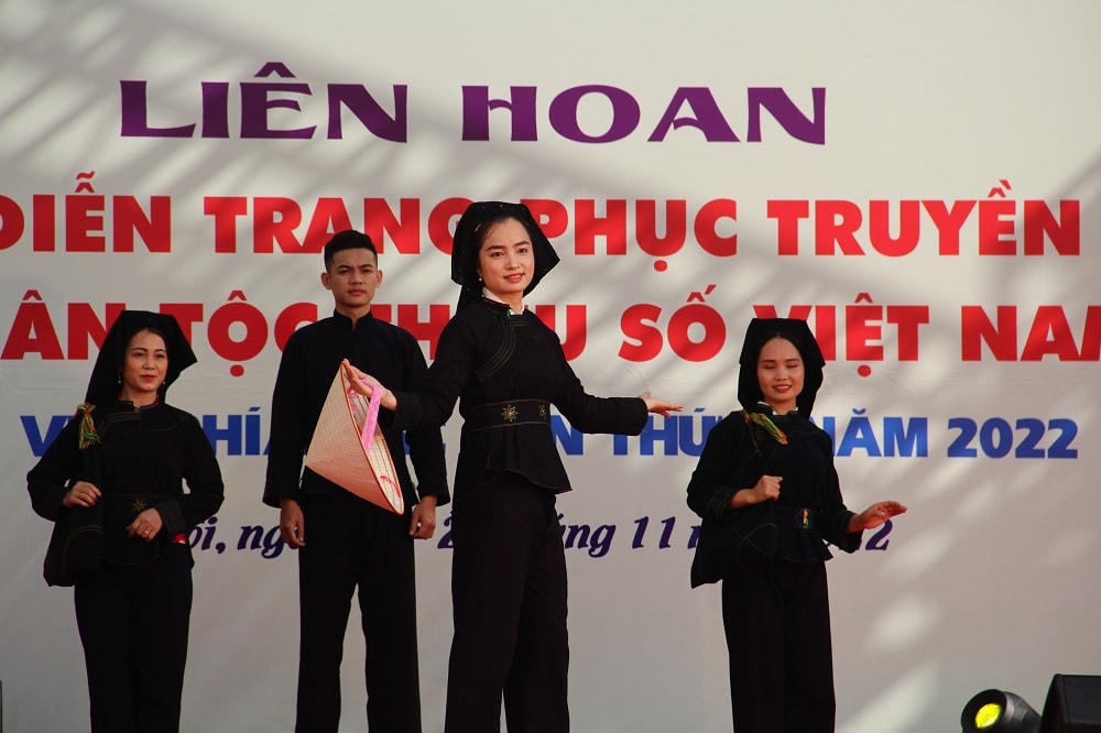 Liên hoan trình diễn trang phục truyền thống các dân tộc thiểu số Việt Nam