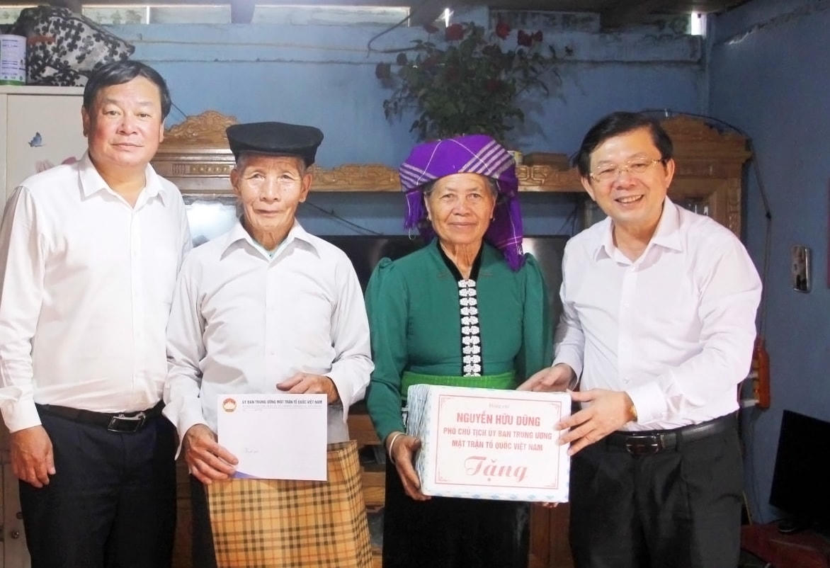 Phó Chủ tịch Nguyễn Hữu Dũng tặng quà cho gia đình thương binh bản Mường Chiến.