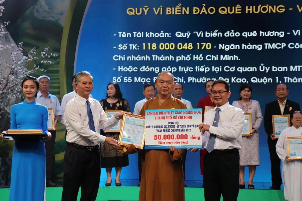 Tiếp nhận ủng hộ Quỹ Vì biển đảo quê hương - Vì tuyến đầu Tổ quốc TP HCM.