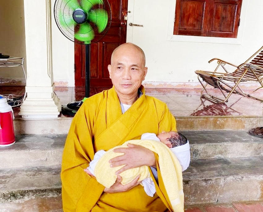 Bé trai khoảng 10 ngày tuổi bị mẹ bỏ rơi trước cổng chùa.