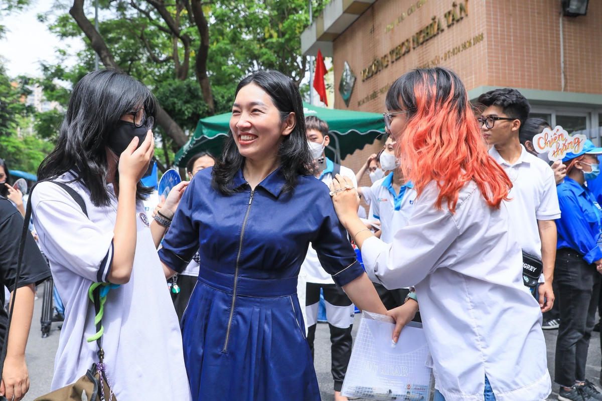 Cô giáo vui mừng đón học sinh thi xong. Ảnh: Quang Vinh.