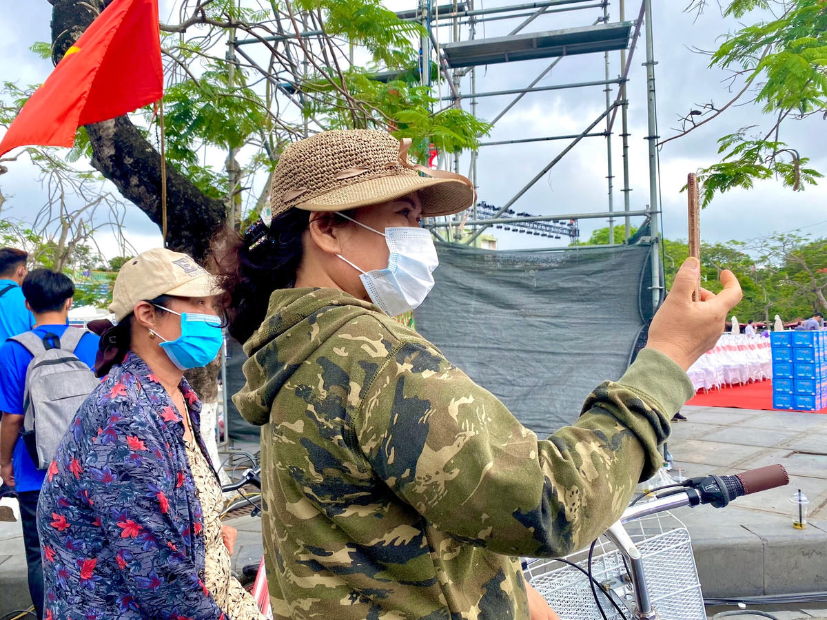 Bà Nguyễn Thị Dung (phường Máy Chai, quận Ngô Quyền, Hải Phòng) chia sẻ: Tôi cảm thấy rất vui mừng và phấn khởi khi lễ hội Hoa Phượng Đỏ được tổ chức trở lại. Những ngày này, tôi thường xuyên nán lại khu vực tổ chức lễ hội để dõi theo và hào hứng đón chờ các màn trình diễn.