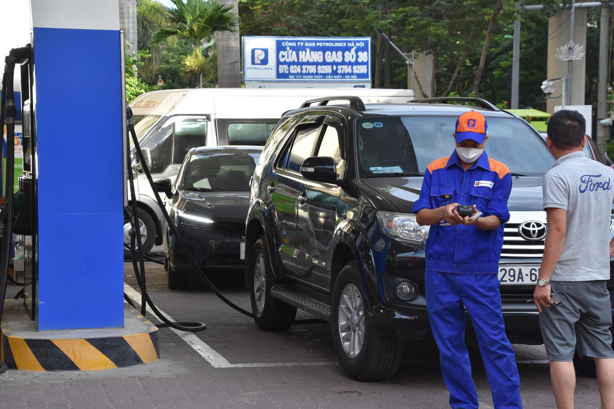 Ghi nhận của PV Đại Đoàn Kết Online, ngay từ 5h30 sáng, nhiều cây xăng đã ken cứng phương tiện xếp hàng chờ đến lượt đổ xăng trước phiên điều chỉnh giá. Trong hình là hàng dài xe ô tô đang chờ đợi.