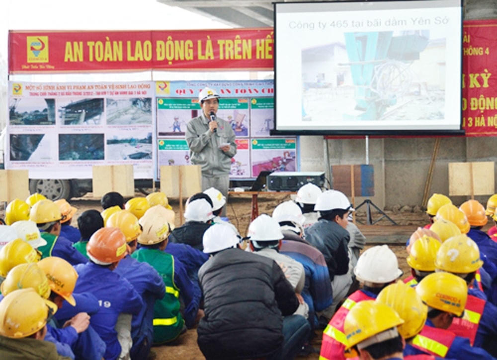 Tập huấn về an toàn vệ sinh lao động cho người lao động là giải pháp góp phần hạn chế tai nạn lao động.