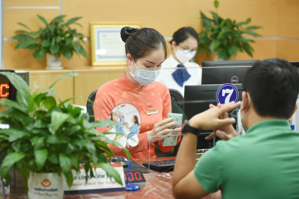 Ngân hàng giảm lãi suất cho vay, động thái tích cực đối với nền kinh tế. Ảnh: Quang Vinh.