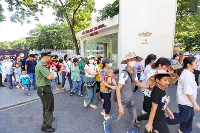 Lực lượng cảnh vệ hỗ trợ người dân. Ảnh: Tuấn Đức/TTXVN.