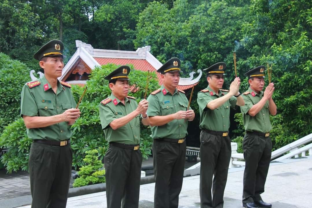 Đoàn đại biểu Cụm thi đua số 1 Bộ Công an dâng hương tại Khu di tích Chủ tịch Hồ Chí Minh - K9.