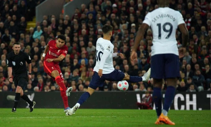 Cú đánh đầu của Van Dijk dội xà ngang. Ảnh: Reuters