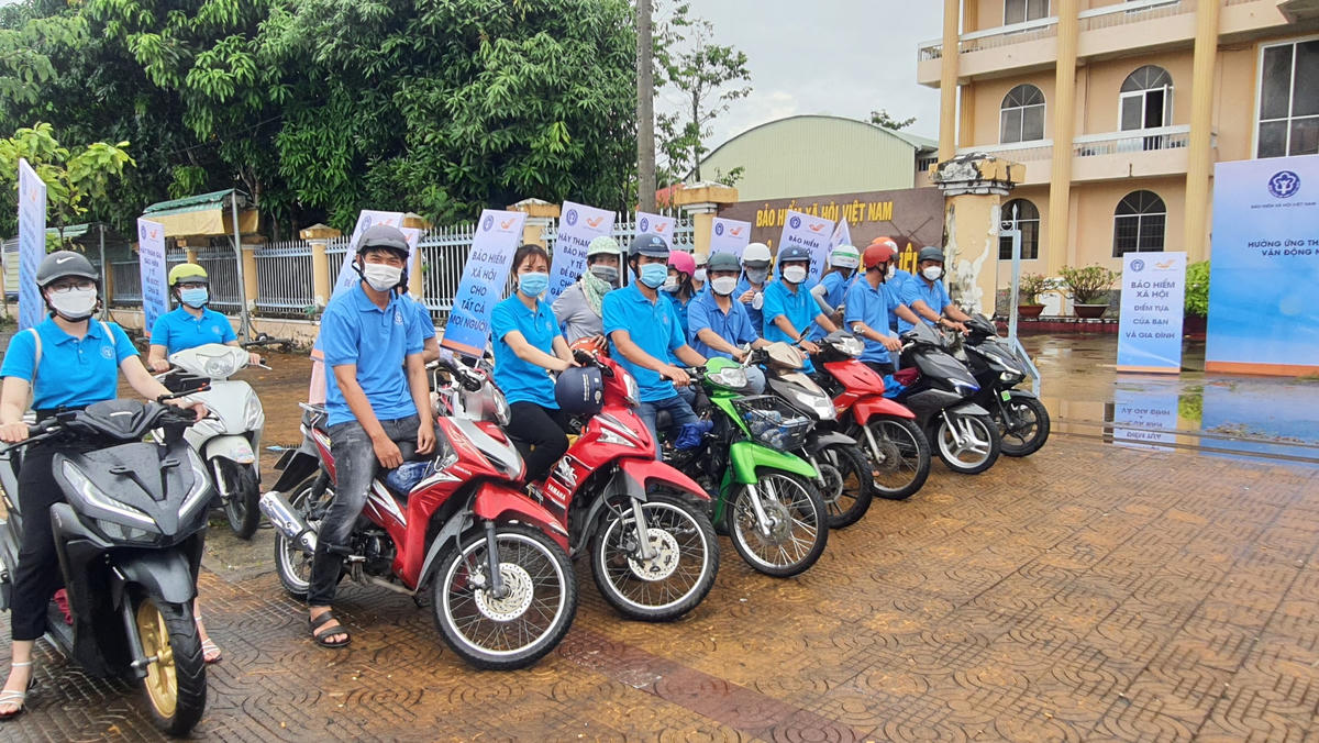 Hình ảnh tại Lễ ra quân hưởng ứng “Tháng vận động triển khai BHXH toàn dân”.