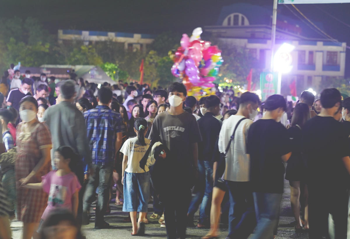 Lễ hội khai trương du lịch huyện Cẩm Xuyên năm 2023 thu hút hàng nghìn người tham gia.