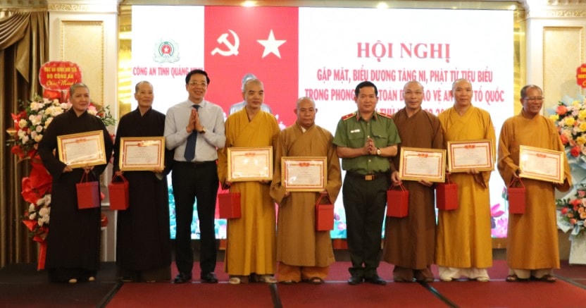 Giám đốc Công an tỉnh Quảng Ninh và Chủ tịch Ủy ban MTTQ Việt Nam tỉnh Quảng Ninh tặng Giấy khen và quà cho các tăng, ni, phật tử có thành tích xuất sắc trong phong trào Toàn dân bảo vệ ANTQ. Ảnh: QMG