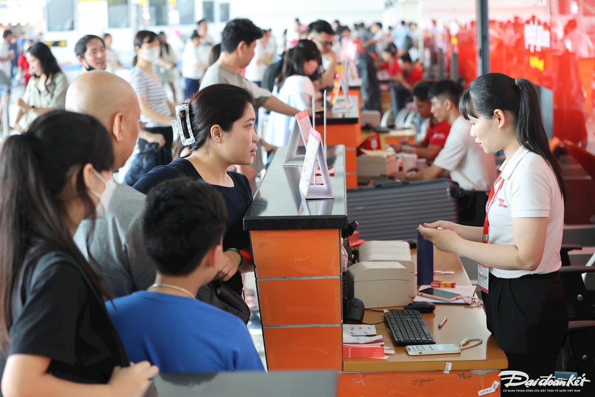 Dự kiến ngày 27/4 sân bay Nội Bài có gần 94,000 lượt khách (59,000 khách quốc nội, 35,000 khách quốc tế) và 540 lượt chuyến bay (314 chuyến bay quốc nội, 226 chuyến bay quốc tế) tăng khoảng 10.5% so với ngày hôm qua. Dự kiến ngày 27/4 cũng là ngày cao điểm nhất trong đợt nghỉ lễ đối với chặng nội địa đi.
