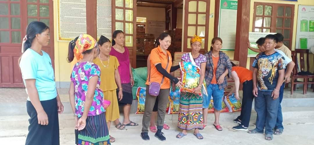 Người dân xã Bảo Nam và các xã bị ảnh hưởng trong đợt mưa lũ vừa qua nhận sự ủng hộ của chính quyền địa phương và các nhà hảo tâm.