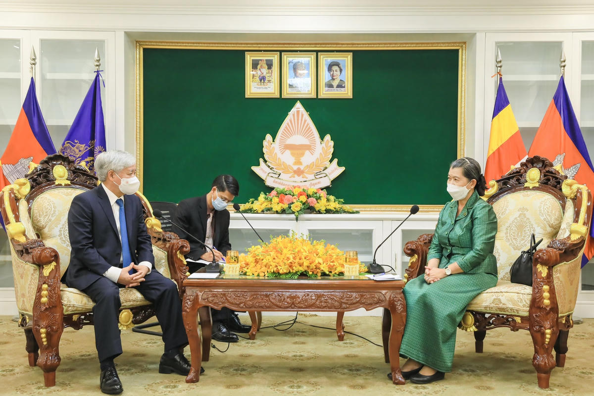 Bí thư Trung ương Đảng, Chủ tịch UBTƯ MTTQ Việt Nam Đỗ Văn Chiến và Phó Thủ tướng, Phó Chủ tịch Hội đồng Quốc gia Mặt trận Đoàn kết Phát triển Tổ quốc Campuchia, Chủ tịch Hội hữu nghị Campuchia - Việt Nam Men Sam An. Ảnh: Quang Vinh.