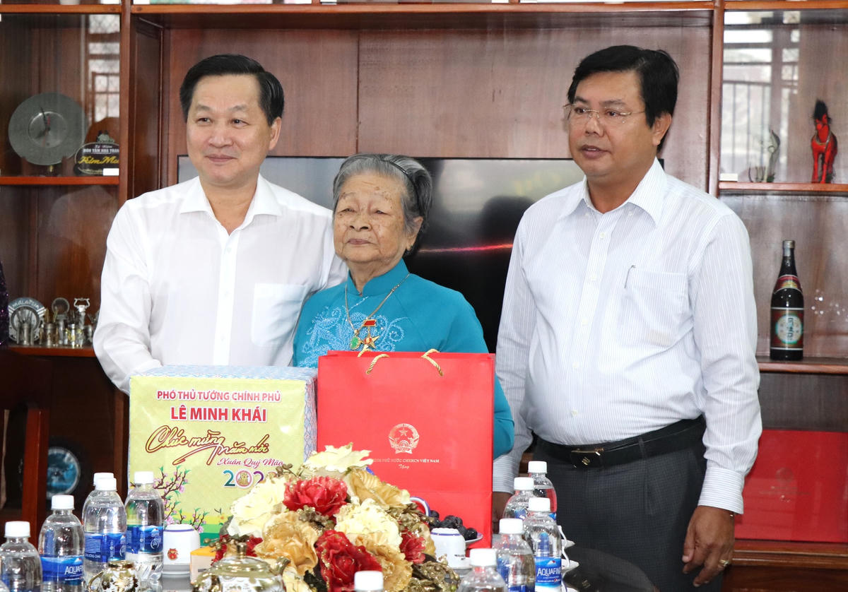 Phó Thủ tướng Chính phủ Lê Minh Khái cùng Bí thư Tỉnh ủy, Chủ tịch HĐND tỉnh Cà Mau Nguyễn Tiến Hải, chúc Tết Mẹ Việt Nam anh hùng Nguyễn Kim Mai.