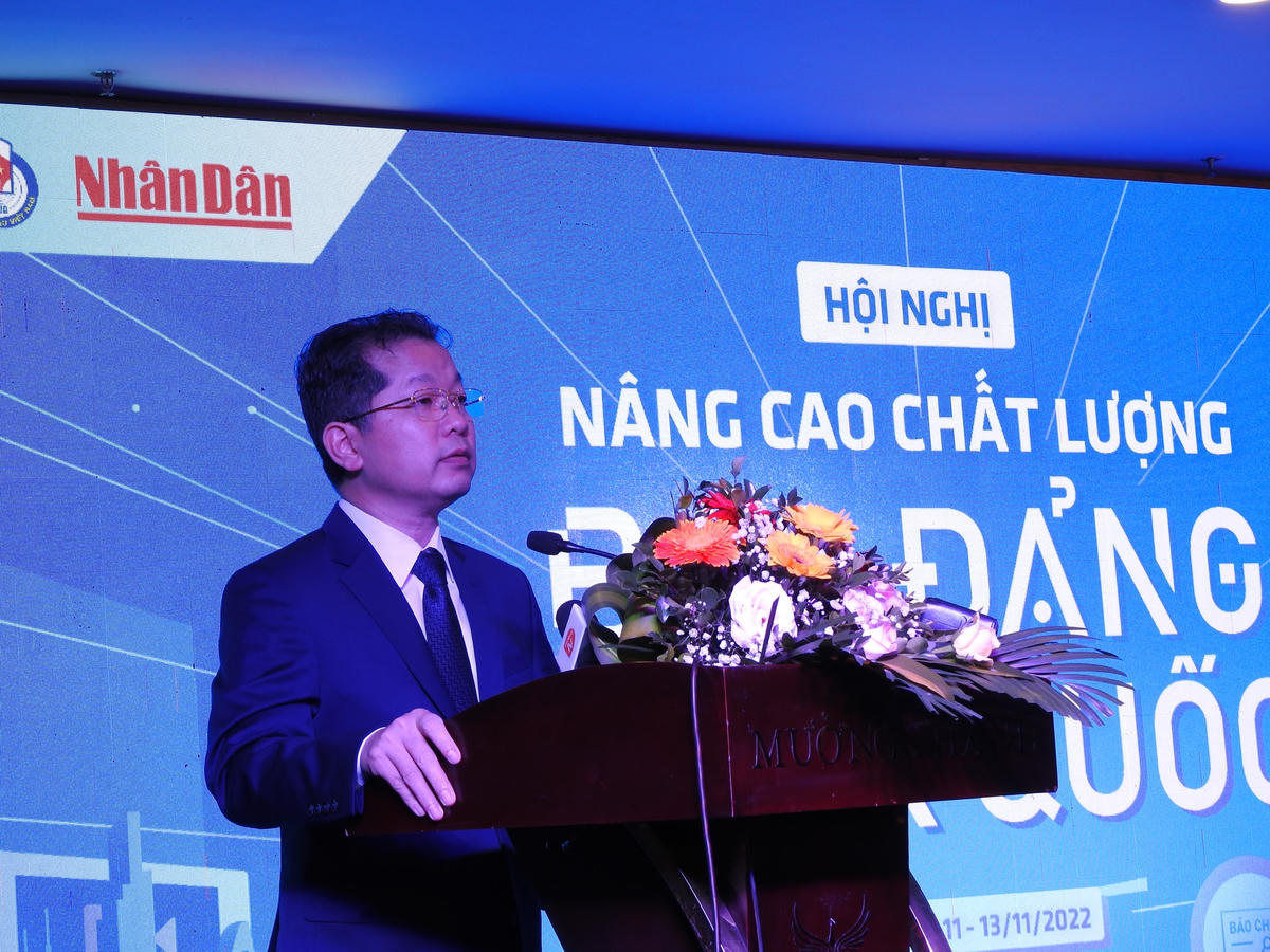 Ủy viên Trung ương Đảng, Bí thư Thành ủy, Trưởng đoàn ĐBQH TP Đà Nẵng Nguyễn Văn Quảng tặng hoa, phát biểu tại Hội nghị. Ảnh: Thanh Tùng.