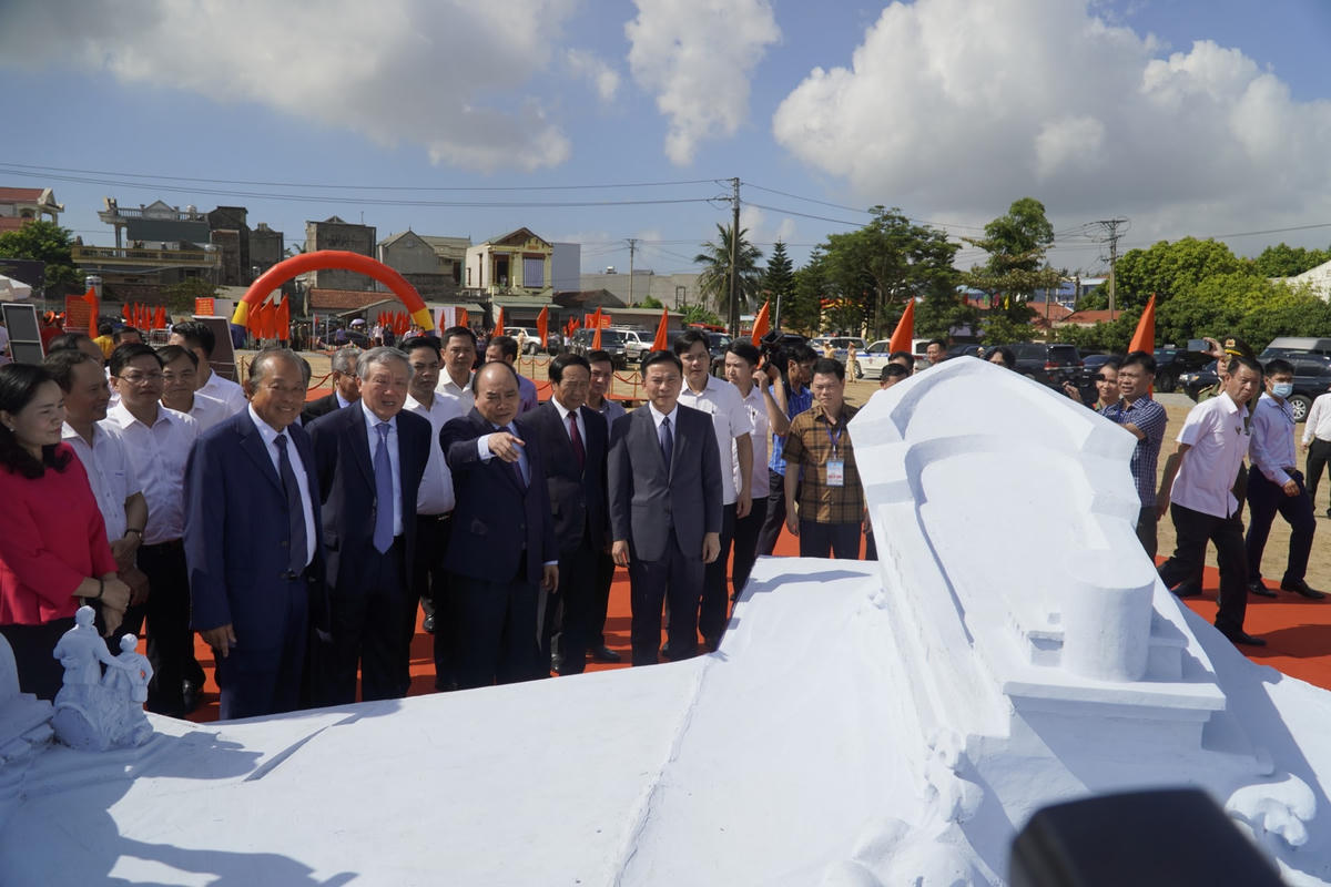 Chủ tịch nước thăm mô hình Tượng đài con tàu tập kết thuộc Khu lưu niệm đồng bào, cán bộ, chiến sĩ, học sinh miền Nam tập kết ra Bắc.