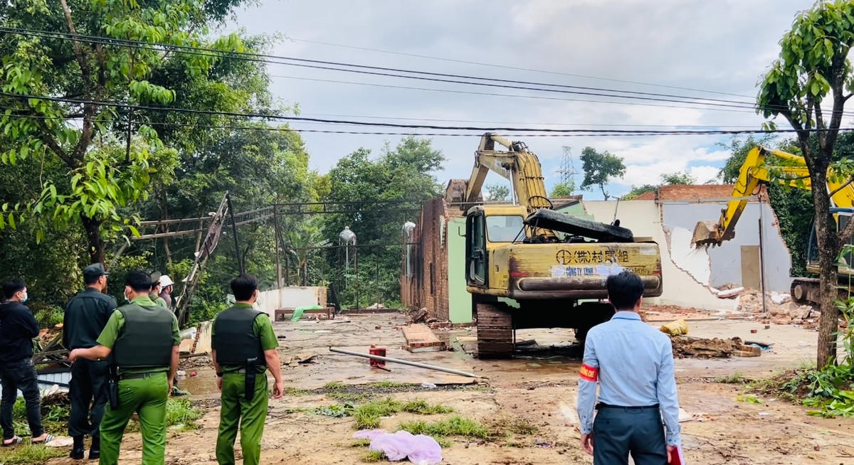 Cơ quan chức năng hỗ trợ người dân tháo dỡ công trình trên đất nông nghiệp.