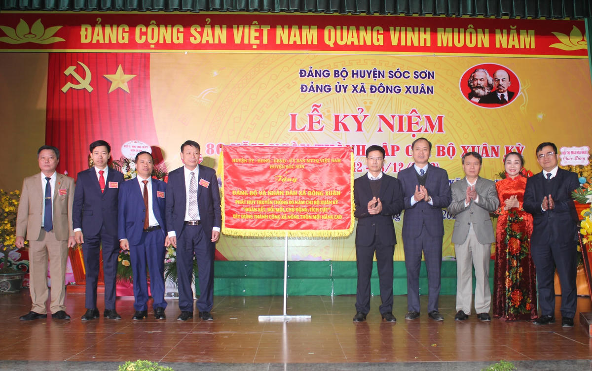 Lãnh đạo huyện Sóc Sơn trao tặng Bức trướng cho Đảng bộ và nhân dân xã Đông Xuân.
