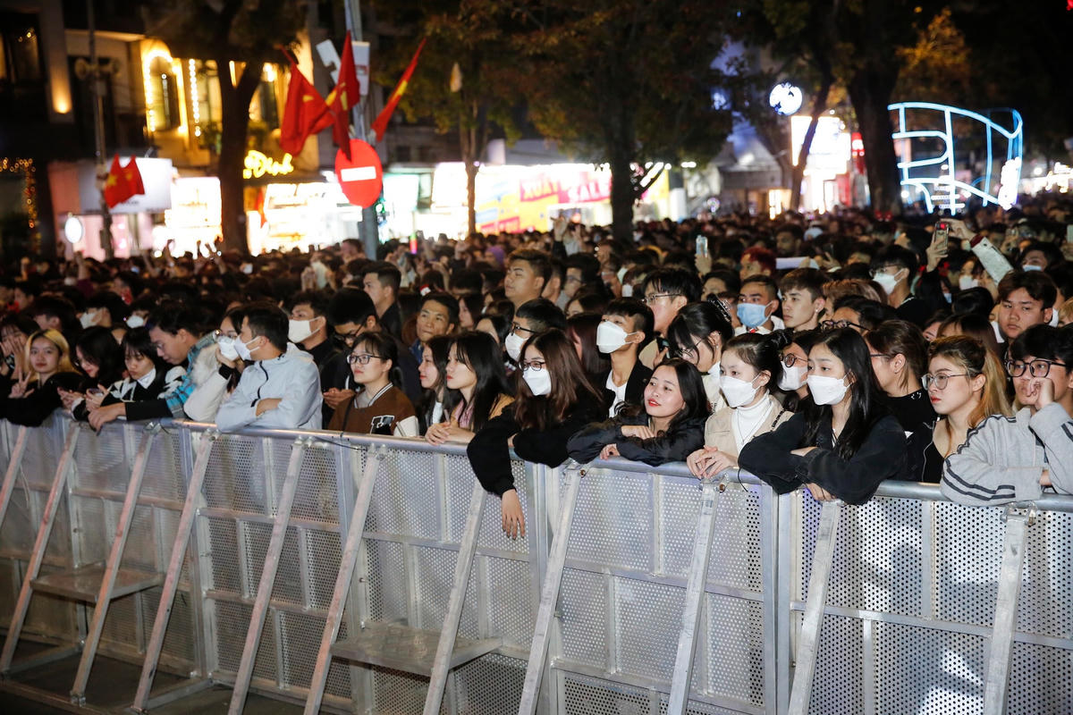 Nhiều bạn trẻ đến muộn phải đứng cách xa sân khấu hàng trăm mét.