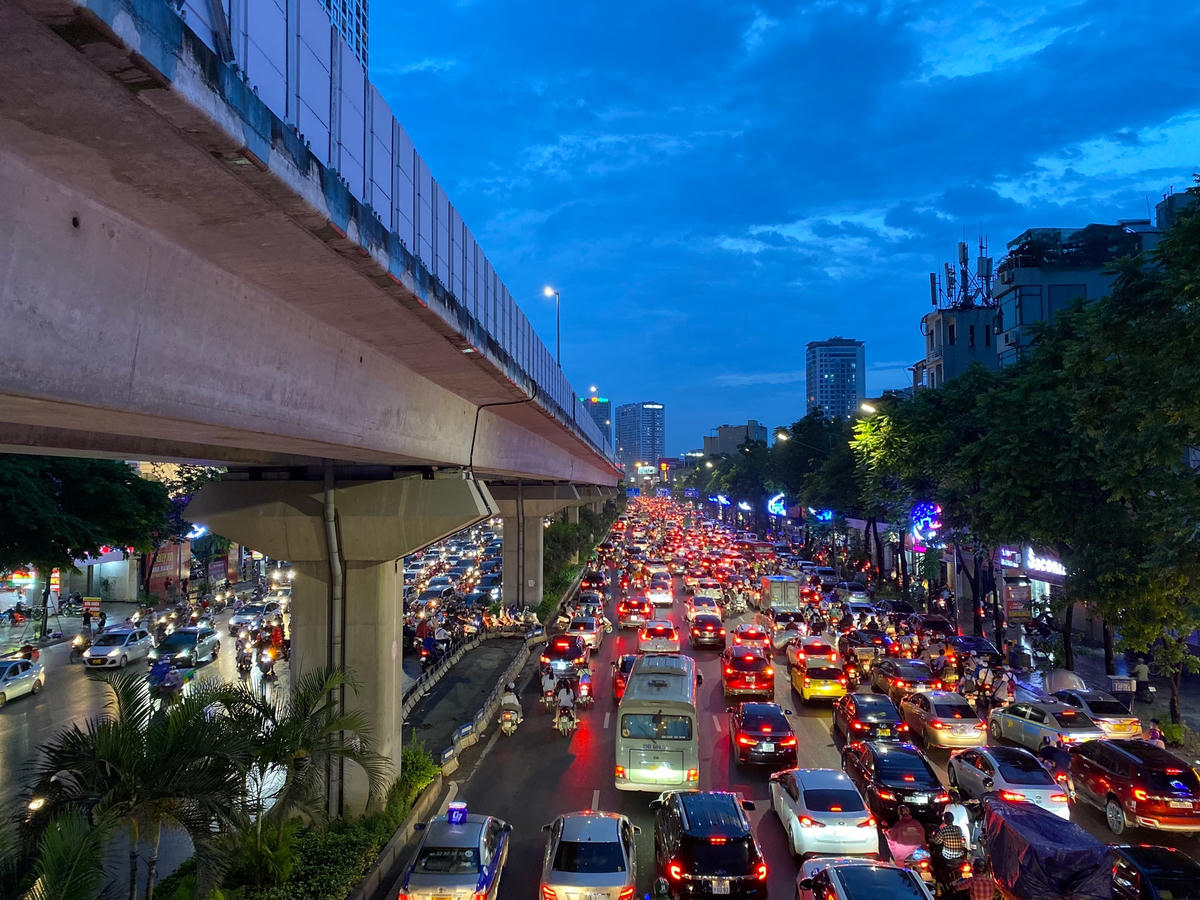 Đến 18h30 tối, Ngã Tư Sở vẫn là một điểm nóng về giao thông.