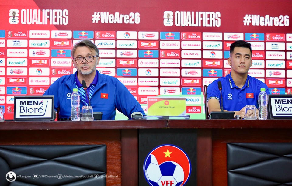 HLV Philippe Troussier và cầu thủ Nguyễn Tiến Linh tại buổi họp báo. Ảnh: VFF.