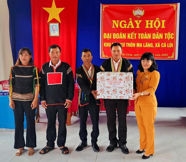 Lãnh đạo tỉnh Phú Yên tặng quà cho cán bộ và cán bộ Nhân dân thôn Ma Lăng, xã Cà Lúi, huyện Sơn Hòa, Ngày hội Đại đoàn kết toàn dân tộc.